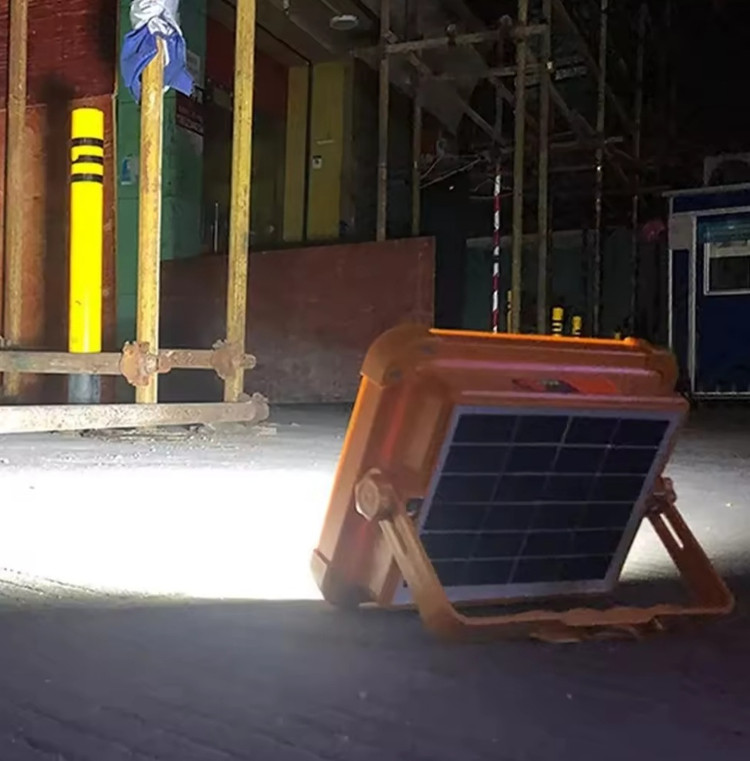 پراژکتور ۶۰۰ وات سولار Solar LED